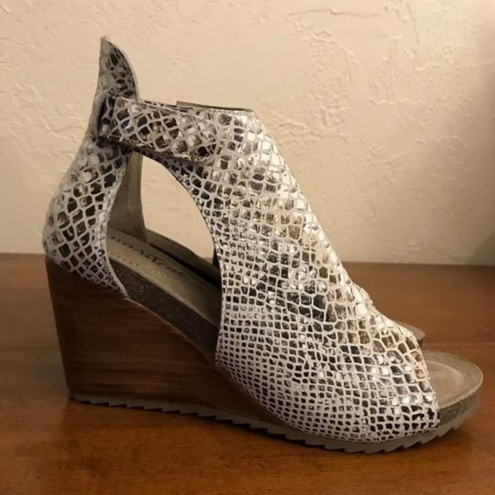 Snake skin wedges size 9